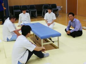今年も小松武史先生の鍼灸特別授業を開催しました こころ医療福祉専門学校 今年も小松武史先生の鍼灸特別授業を開催しました こころ医療福祉専門学校
